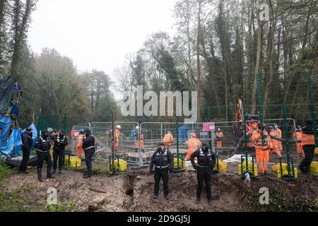 Denham, Großbritannien. November 2020. HS2-Vollstreckungsbeamte und Sicherheitskräfte überwachen am ersten Tag der zweiten nationalen Coronavirus-Sperre Brückenbauarbeiten für die Hochgeschwindigkeits-Eisenbahnverbindung HS2 bei Denham Ford. Premierminister Boris Johnson hat darauf hingewiesen, dass die Bauarbeiten während der zweiten Sperre fortgesetzt werden können, aber diejenigen, die an Bauprojekten arbeiten, müssen sich an die Betriebsverfahren vor Ort halten, einschließlich der Richtlinien zur sozialen Distanzierung, um die Ausbreitung von COVID-19 zu verhindern. Kredit: Mark Kerrison/Alamy Live Nachrichten Stockfoto