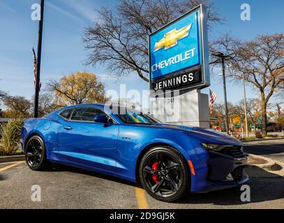 Illinois, USA. November 2020. Das am 5. November 2020 aufgenommene Foto zeigt einen Chevrolet Camaro aus dem Jahr 2021 im Jennings Chevrolet-Händlerbetrieb in Glenview, Illinois, USA. U.S. General Motors Co. (GM) gab am Donnerstag bekannt, dass es im dritten Quartal dieses Jahres dank der starken Verkäufe von Crossover-, Pickup- und SUVs einen Gewinn von 4 Milliarden US-Dollar erzielte. Quelle: Joel Lerner/Xinhua/Alamy Live News Stockfoto