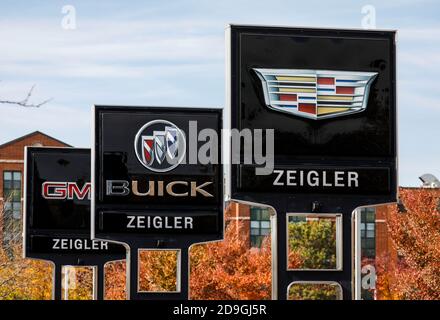 Illinois, USA. November 2020. Das Foto vom 5. November 2020 zeigt die Werbetafeln im Ziegler Cadillac, Buick und GMC Händler in Lincolnwood, Illinois, USA. U.S. General Motors Co. (GM) gab am Donnerstag bekannt, dass es im dritten Quartal dieses Jahres dank der starken Verkäufe von Crossover-, Pickup- und SUVs einen Gewinn von 4 Milliarden US-Dollar erzielte. Quelle: Joel Lerner/Xinhua/Alamy Live News Stockfoto