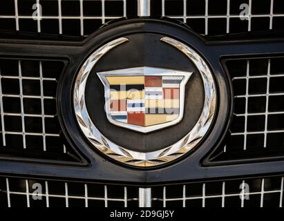Illinois, USA. November 2020. Das Foto vom 5. November 2020 zeigt ein Cadillac-Emblem beim Ziegler Cadillac, Buick und GMC Händler in Lincolnwood, Illinois, USA. U.S. General Motors Co. (GM) gab am Donnerstag bekannt, dass es im dritten Quartal dieses Jahres dank der starken Verkäufe von Crossover-, Pickup- und SUVs einen Gewinn von 4 Milliarden US-Dollar erzielte. Quelle: Joel Lerner/Xinhua/Alamy Live News Stockfoto