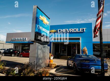 Illinois, USA. November 2020. Das Foto vom 5. November 2020 zeigt das Äußere des Jennings Chevrolet Händlerbetriebs in Glenview, Illinois, USA. U.S. General Motors Co. (GM) gab am Donnerstag bekannt, dass es im dritten Quartal dieses Jahres dank der starken Verkäufe von Crossover-, Pickup- und SUVs einen Gewinn von 4 Milliarden US-Dollar erzielte. Quelle: Joel Lerner/Xinhua/Alamy Live News Stockfoto