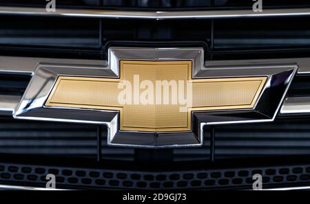 Illinois, USA. November 2020. Das Foto vom 5. November 2020 zeigt ein Chevrolet-Emblem beim Jennings Chevrolet-Händler in Glenview, Illinois, USA. U.S. General Motors Co. (GM) gab am Donnerstag bekannt, dass es im dritten Quartal dieses Jahres dank der starken Verkäufe von Crossover-, Pickup- und SUVs einen Gewinn von 4 Milliarden US-Dollar erzielte. Quelle: Joel Lerner/Xinhua/Alamy Live News Stockfoto