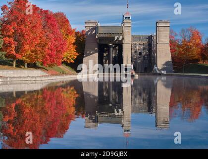 Die Peterborough Lift Lock und die umliegenden bunten Herbstbäume spiegeln sich im Trent Canal wider. Stockfoto