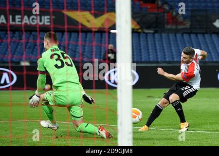 ROTTERDAM, NIEDERLANDE - 05. NOVEMBER: L-R: Torwart Igor Akinfeev vom CSKA Moskou, Bryan Linssen von Feyenoord während des UEFA Europa League Spiels zwischen Feyenoord und CSKA Moskva am 05. november 2020 in Rotterdam, Niederlande (Foto: Yannick Verhoeven/Orange Pictures) Stockfoto