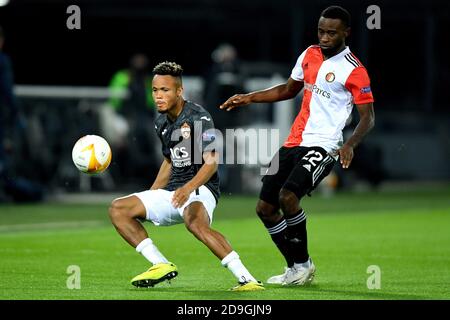 ROTTERDAM, NIEDERLANDE - NOVEMBER 05: L-R:Chidera Ejuke von CSKA Moskou, Lutsharel Geertruida von Feyenoord während des UEFA Europa League Spiels zwischen Feyenoord und CSKA Moskva am 05. november 2020 in Rotterdam, Niederlande (Foto: Yannick Verhoeven/Orange Pictures) Stockfoto