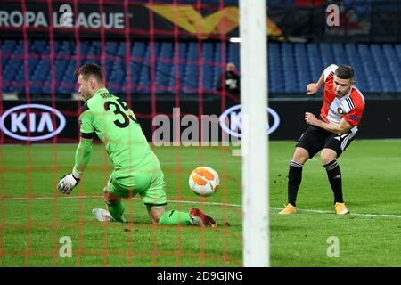 ROTTERDAM, NIEDERLANDE - 05. NOVEMBER: L-R: Torwart Igor Akinfeev vom CSKA Moskou, Bryan Linssen von Feyenoord während des UEFA Europa League Spiels zwischen Feyenoord und CSKA Moskva am 05. november 2020 in Rotterdam, Niederlande (Foto: Yannick Verhoeven/Orange Pictures) Stockfoto