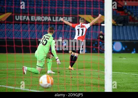 ROTTERDAM, NIEDERLANDE - 05. NOVEMBER: L-R: Torwart Igor Akinfeev vom CSKA Moskou, Bryan Linssen von Feyenoord während des UEFA Europa League Spiels zwischen Feyenoord und CSKA Moskva am 05. november 2020 in Rotterdam, Niederlande (Foto: Yannick Verhoeven/Orange Pictures) Stockfoto