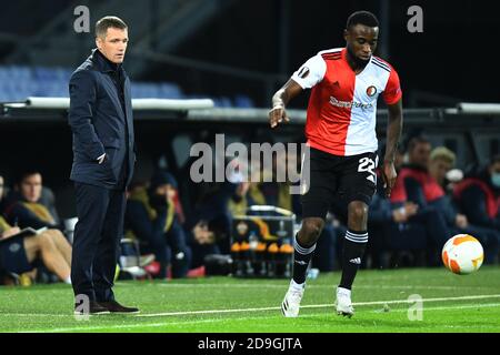 ROTTERDAM, NIEDERLANDE - NOVEMBER 05: L-R:Trainer Viktor Goncharenko vom CSKA Moskou, Lutsharel Geertruida von Feyenoord während des UEFA Europa League Spiels zwischen Feyenoord und CSKA Moskva am 05. november 2020 in Rotterdam, Niederlande (Foto: Yannick Verhoeven/Orange Pictures) Stockfoto