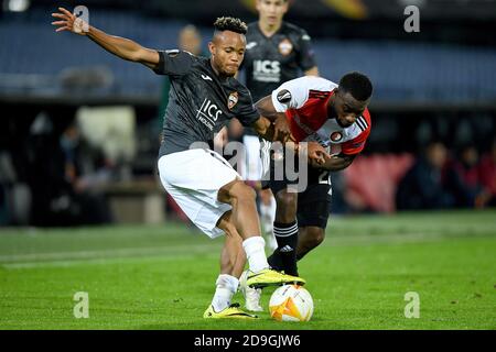 ROTTERDAM, NIEDERLANDE - NOVEMBER 05: L-R: Chidera Ejuke von CSKA Moskou, Lutsharel Geertruida von Feyenoord während des UEFA Europa League Spiels zwischen Feyenoord und CSKA Moskva am 05. november 2020 in Rotterdam, Niederlande (Foto: Yannick Verhoeven/Orange Pictures) Stockfoto