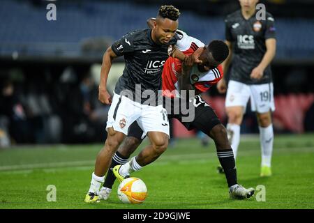 ROTTERDAM, NIEDERLANDE - NOVEMBER 05: L-R:Chidera Ejuke von CSKA Moskou, Lutsharel Geertruida von Feyenoord während des UEFA Europa League Spiels zwischen Feyenoord und CSKA Moskva am 05. november 2020 in Rotterdam, Niederlande (Foto: Yannick Verhoeven/Orange Pictures) Stockfoto