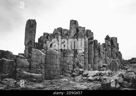 Graustufenaufnahme des Bombo Headland Quarry in Australien Stockfoto