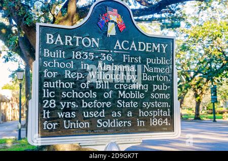 Eine historische Markierung steht außerhalb Barton Academy, die die erste öffentliche Schule in Alabama war, Oktober 31, 2020, in Mobile, Alabama. Die historische griechische R Stockfoto