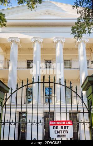 Die Bauarbeiten an der Barton Academy, der ersten öffentlichen Schule in Alabama, am 31. Oktober 2020, in Mobile, Alabama, werden fortgesetzt. Die historische griechische Wiedergeburt Stockfoto