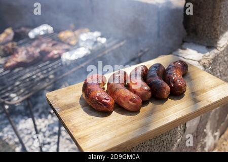High-Angle-Schuss von leckeren gegrillten Würstchen Stockfoto