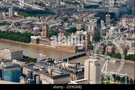 Luftaufnahme des House of Parilament hinter dem London Augenrad auf der Themse im Zentrum von London Stockfoto