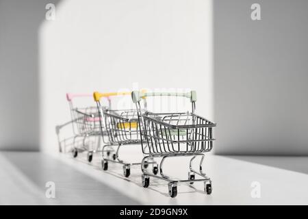 Warenkörbe auf weißem Hintergrund isoliert. Sicheres Online-Shopping auf Quarantäne-Konzept. Leere Einkaufswagen mit Kopierplatz im Supermarkt. Sozial Stockfoto