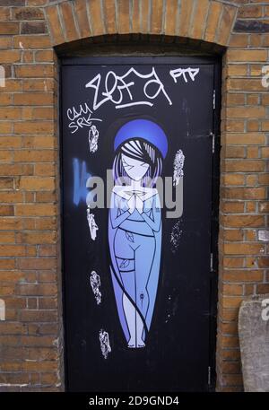 LONDON, VEREINIGTES KÖNIGREICH - 14. Sep 2017: Graffiti-Kunst an einer Tür in Camden, London Stockfoto