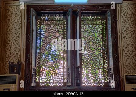 Die Türen, Minbar und Fenster sind aus zusammengefügt und fein geschnitzt Teak, Citronia und Nussbaum genommen @Alexandria, Ägypten Stockfoto