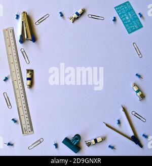 Flatlay von verschiedenen Schul-und Büroartikel eines Lineals, Kompass, Karte Pins, Büroklammern, Bulldog Clips, Farben in einer Vielzahl von Blautönen. Stockfoto