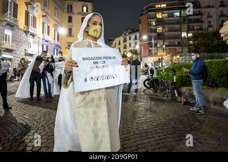 Märtyrerplatz, der Handelsprotest "Wir sind Geister, 50 Prozent unserer Aktivitäten werden geschlossen" Sie ziehen um den Obelisken des Märtyrerplatzes mit einem weißen Mantel, wie Geister. Es sind die Händler, die den Staat um Hilfe bei der Reaktion auf die Krise bitten, die ihre Bekleidungs- und Schmuckgeschäfte leer lassen. "Wir sind unsichtbar - sagen sie - 50 Prozent unserer Aktivitäten werden schließen, wenn dies weiter geht".mehrere historische Ladenbesitzer der Stadt, von Chiaia über Toledo bis hin zum Corso Umberto. (Foto von Alessandro Barone/Pacific Press) Stockfoto