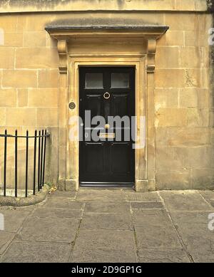 Nahaufnahme Studie einer großen schwarzen Holztür mit Messingbeschlägen. Der Stil ist typisch für viele georgische Häuser in Großbritannien gebaut. Stockfoto