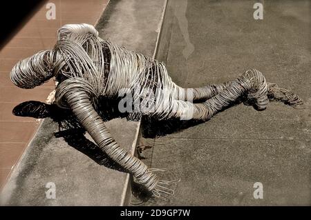 Menschliche Figur, die aus Spulen aus dickem Stahldraht mit Industriemaß hergestellt wurde. Stockfoto