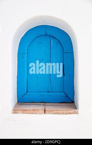 Vertikale Nahaufnahme eines antiken blauen Holzfensters Stockfoto