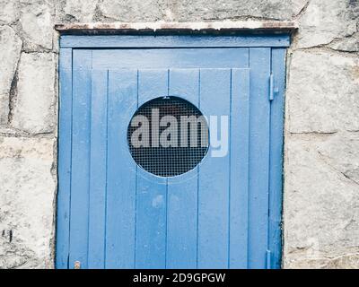 Alte grunge blaue Holztür Stockfoto