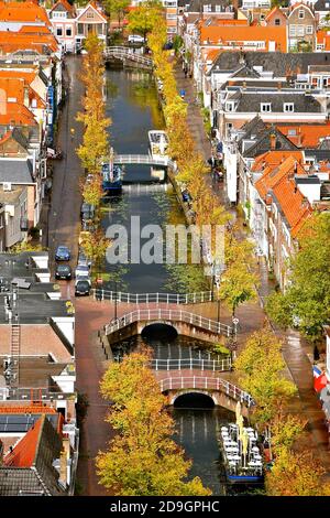 Eine Luftaufnahme eines Kanals in Delft ein beliebtes Touristenziel in den Niederlanden. Es ist voll von typischen traditionellen holländischen Häusern und Kanälen Stockfoto