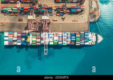 Luftaufnahme Containerschiff mit Container im Import-Export-Geschäft Logistik und Transport von internationalen per Containerschiff in der Offenes Meer
