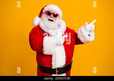 Portrait von seinem er schön attraktiv fröhlich fröhlich fetten Weihnachtsmann Zeigen präsentiert Kopie Raum Neujahr Party Idee Einkaufen isoliert Strahlend lebendig Stockfoto