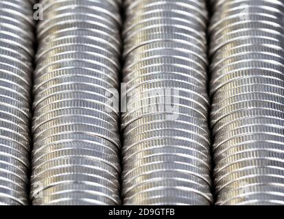 Viele runde Metallmünzen von silberner Farbe Stockfoto