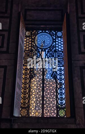 Ein mashrabiyya ist eine Art Fenster, das Sie sehen können, aber nicht in. Sie werden auch als Erker Fenster, die mit geschnitzten Holz latti eingeschlossen sind Stockfoto