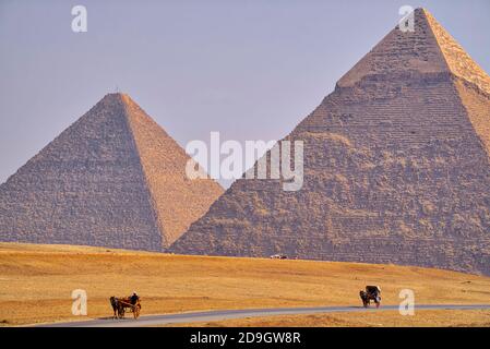 Der Gizeh Pyramidenkomplex, der unter anderem die Pyramiden von Khufu, Khufre und Menkaure umfasst, wird von einer zyklopischen Steinmauer umgeben, t Stockfoto