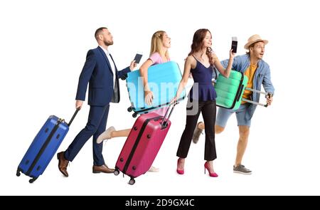 Eilende Touristen mit Gepäck auf weißem Hintergrund Stockfoto