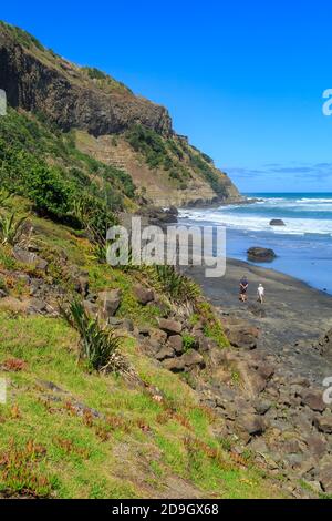 Der schwarze Sandstrand an der Maukatia Bay an der malerischen Westküste der Auckland Region, Neuseeland Stockfoto