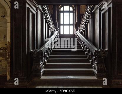 Treppenhaus mit Holzgeländern in Pałac w Bożkowie / Château De Bozkow / Schloss Bozkow Stockfoto