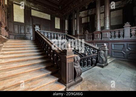 Treppenhaus mit Holzgeländern in Pałac w Bożkowie / Château De Bozkow / Schloss Bozkow Stockfoto