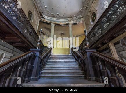 Treppenhaus mit Holzgeländern in Pałac w Bożkowie / Château De Bozkow / Schloss Bozkow Stockfoto