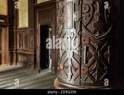 Kunstvolle dekorative Holzarbeiten in Pałac w Bożkowie / Château de Bozkow / Schloss Bozkow Stockfoto