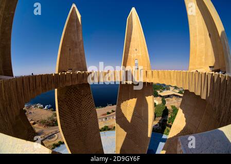 Basierend auf den fünf Blütenblättern einer echten Lotusblume, ragt dieses Ägyptische Russische Freundschaftsdenkmal mehr als 70 Meter / 230 Fuß in die Luft. Ein Stockfoto