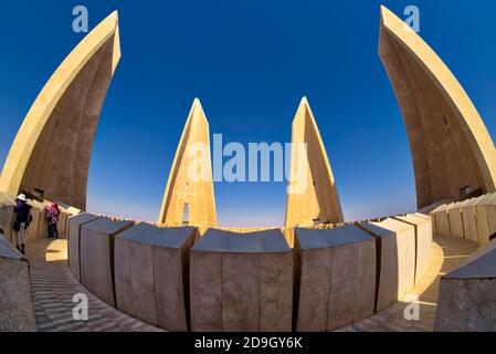 Basierend auf den fünf Blütenblättern einer echten Lotusblume, ragt dieses Ägyptische Russische Freundschaftsdenkmal mehr als 70 Meter / 230 Fuß in die Luft. Ein Stockfoto