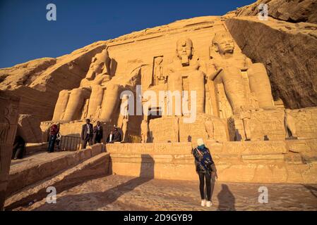 Alle Statuen stellen Ramesses II dar, auf einem Thron sitzend und die doppelte Krone von Ober- und Unterägypten tragend. Die Statue links vom Eingang wa Stockfoto
