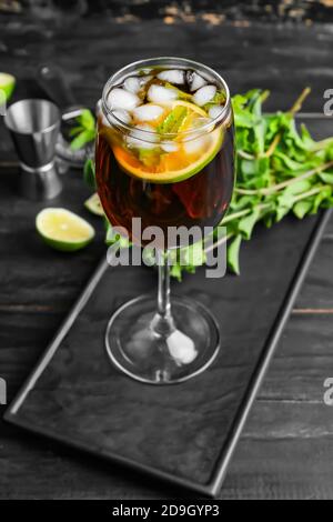 Ein Glas leckeren Cuba Libre Cocktail auf dem Tisch Stockfoto