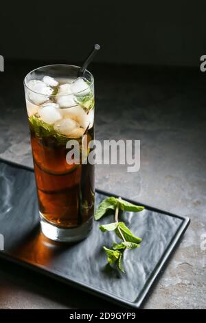 Ein Glas leckeren Cuba Libre Cocktail auf dem Tisch Stockfoto