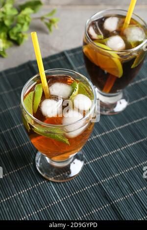 Gläser leckeren Cuba Libre Cocktail auf dem Tisch Stockfoto