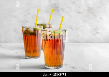 Gläser leckeren Cuba Libre Cocktail auf dem Tisch Stockfoto