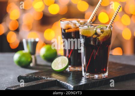 Gläser leckeren Cuba Libre Cocktail auf dem Tisch Stockfoto