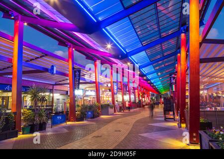 'Eat Streat', ein überdachter Food Court in Rotorua, Neuseeland, mit schöner Nachtbeleuchtung Stockfoto