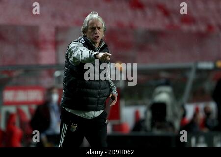 Lissabon. November 2020. Benficas Cheftrainer Jorge Jesus ist beim Fußballspiel der UEFA Europa League Gruppe D zwischen SL Benfica und dem Rangers FC am 5. November 2020 in Lissabon, Portugal, mit Gesten unterwegs. Quelle: Pedro Fiuza/Xinhua/Alamy Live News Stockfoto